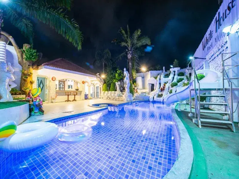 พูลวิลล่า White House Pool Villa (บางเสร่)