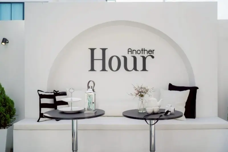 ภายนอก Another Hour