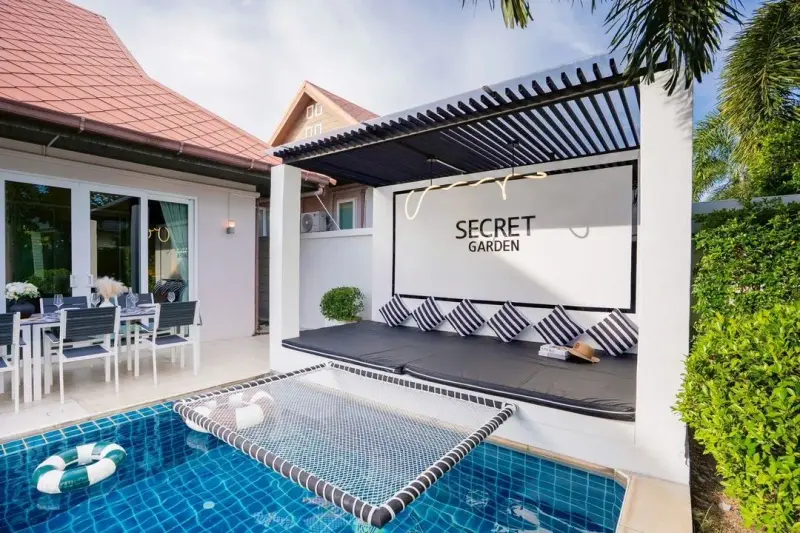 ภายนอก Secret Garden