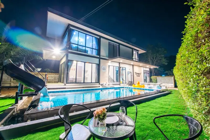 ภายนอก Emery Poolvilla