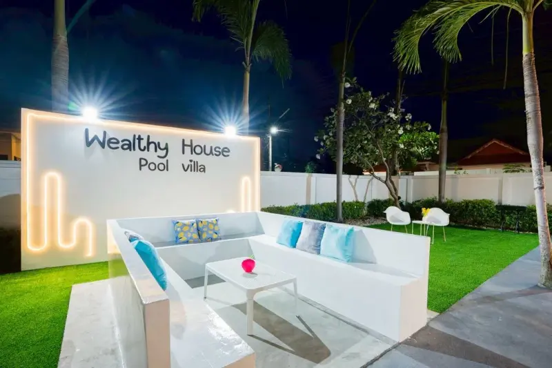 ภายนอก Wealthy House