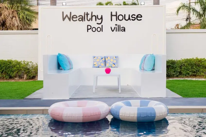 ภายนอก Wealthy House