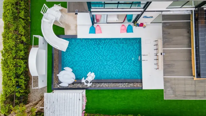 ภายนอก Azure pool villa