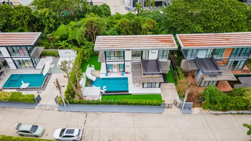 ภายนอก Azure pool villa