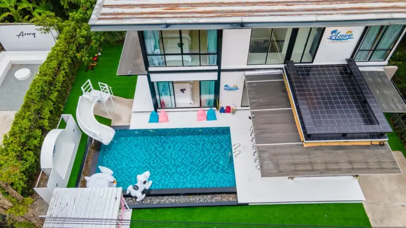 ภายนอก Azure pool villa