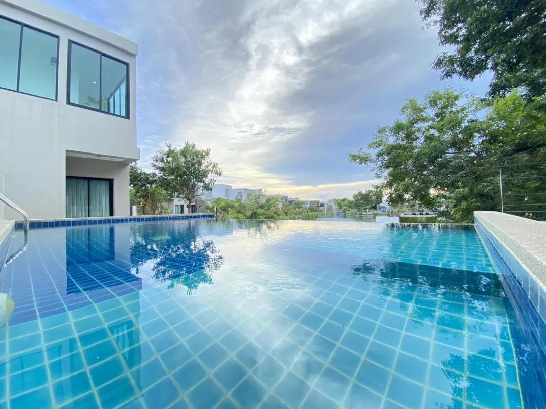 ภายนอก Lake view pool villa 30