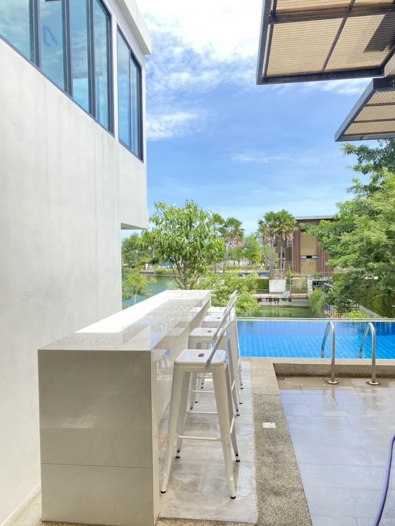 ภายนอก Lake view pool villa 30
