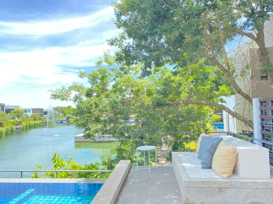 ภายนอก Lake view pool villa 30