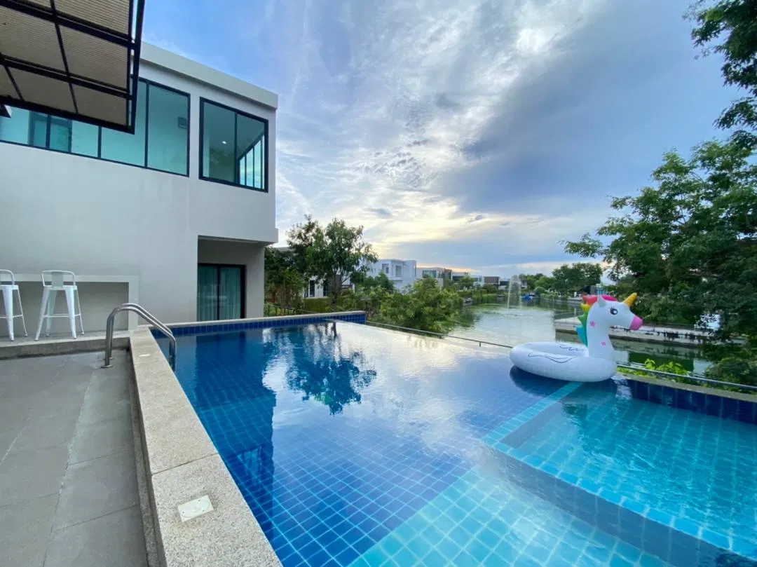 ภายนอก Lake view pool villa 30