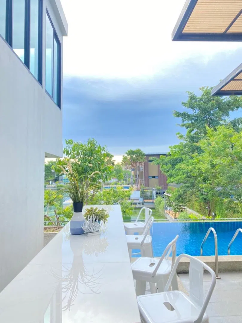 ภายนอก Lake view pool villa 30