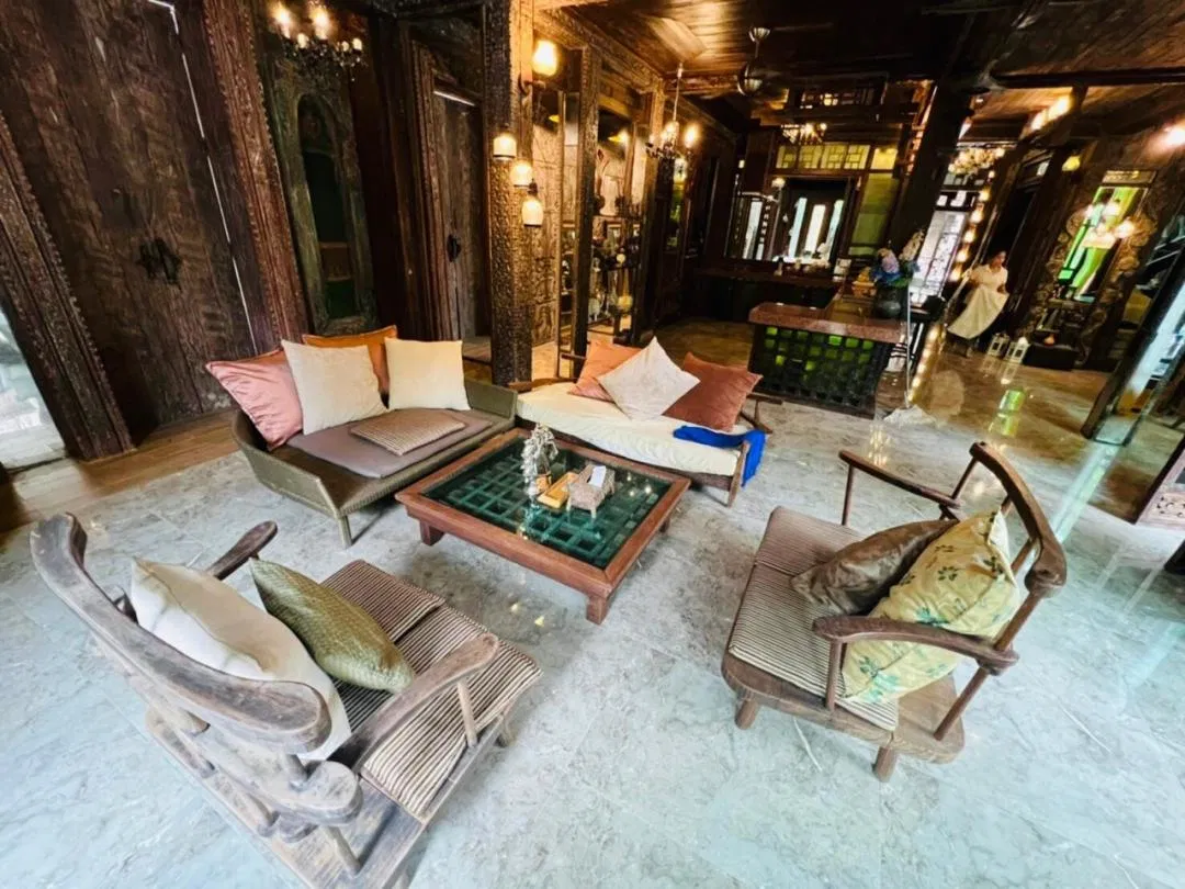 ภายใน จันทรา