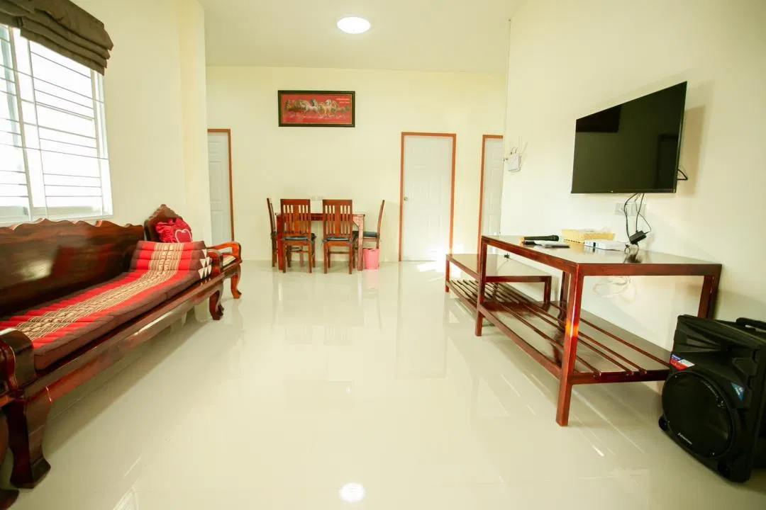 ภายใน ตรีเทพ