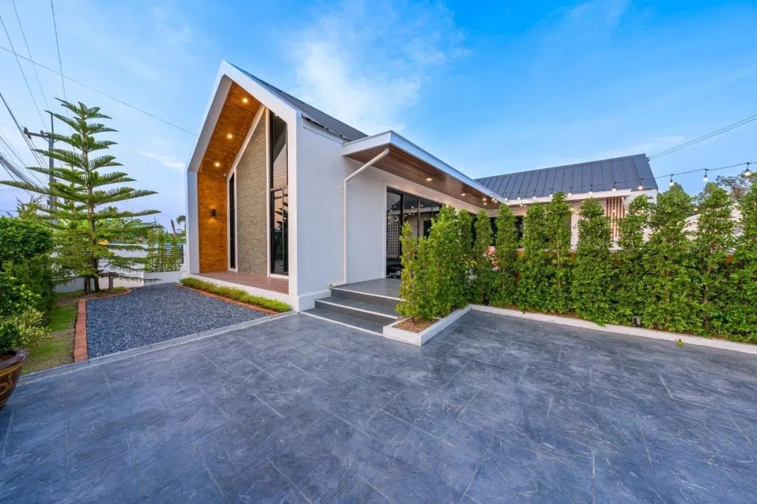 ภายนอก Shining House