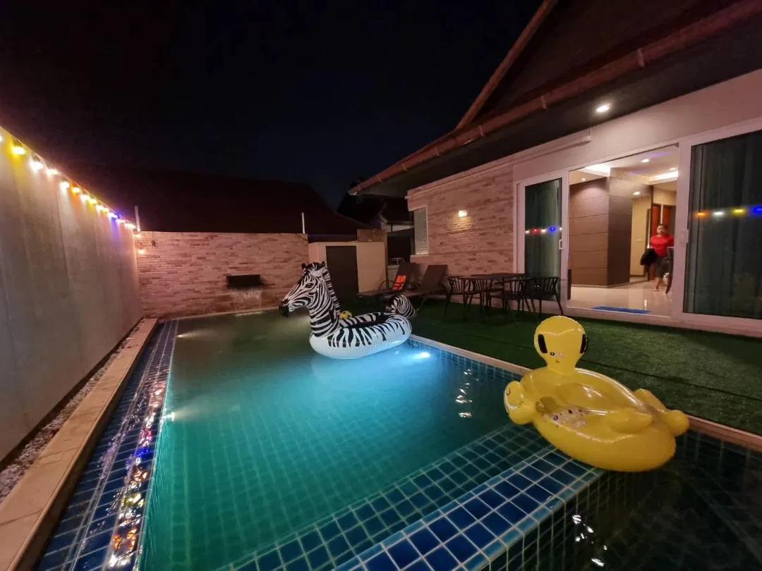 ภายนอก Midas Poolvilla