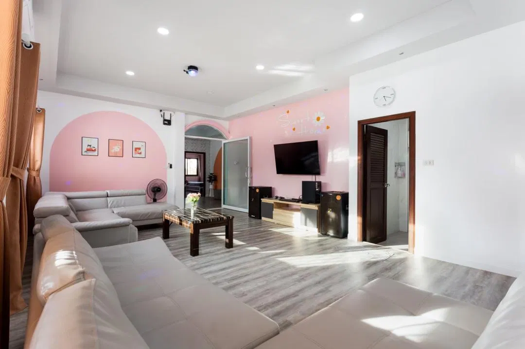 ภายใน The Orange House
