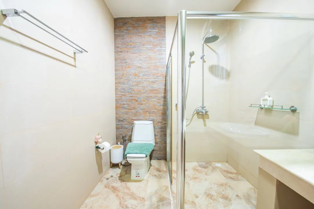 ห้องน้ำ By The Beach Pool Villa