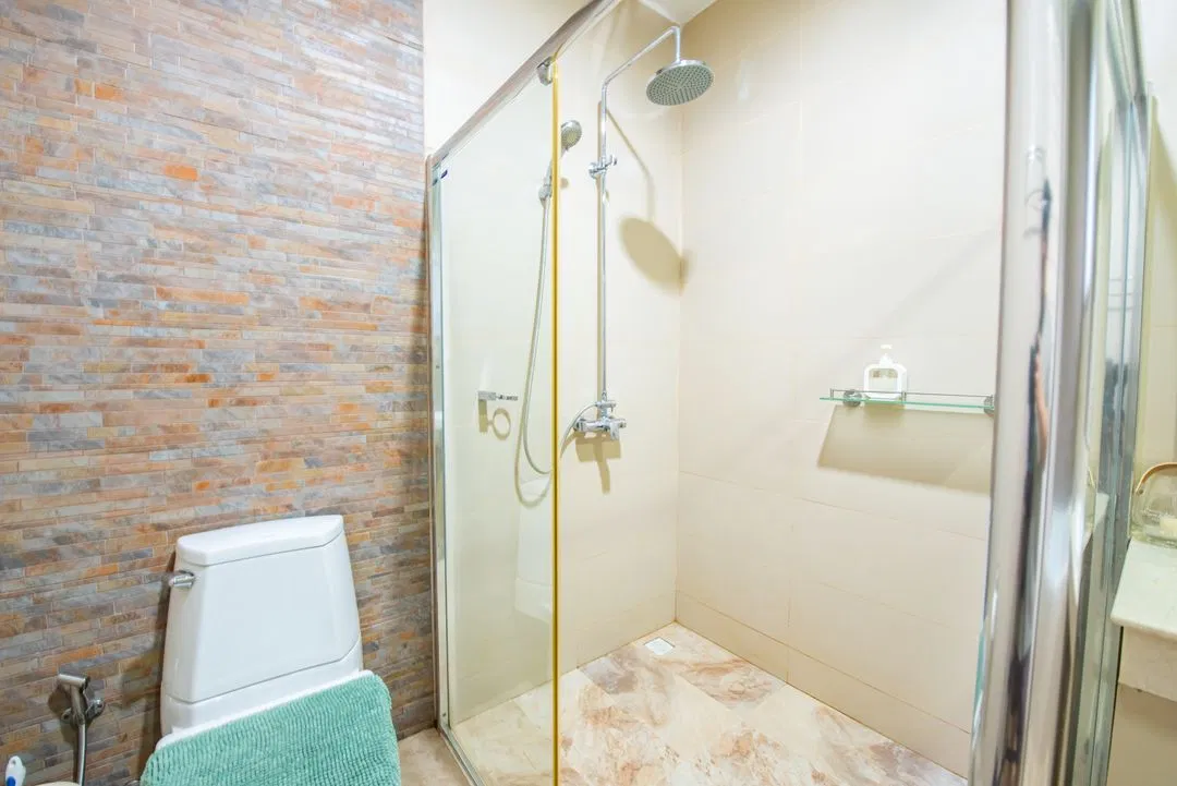 ห้องน้ำ By The Beach Pool Villa