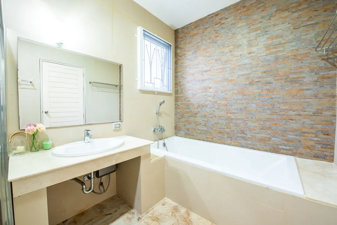 ห้องน้ำ By The Beach Pool Villa