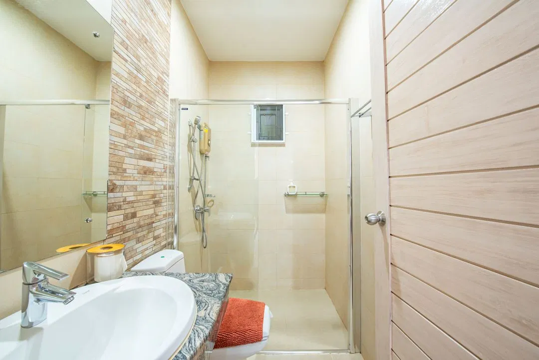 ห้องน้ำ By The Beach Pool Villa