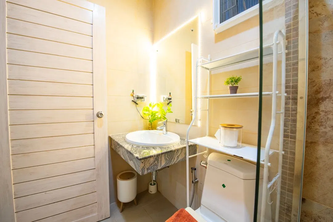 ห้องน้ำ By The Beach Pool Villa