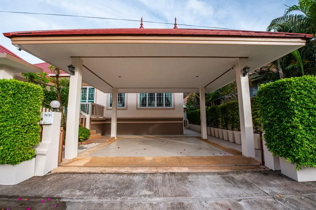 ที่จอดรถ By The Beach Pool Villa