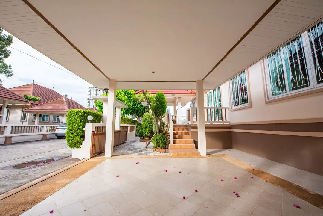 ที่จอดรถ By The Beach Pool Villa