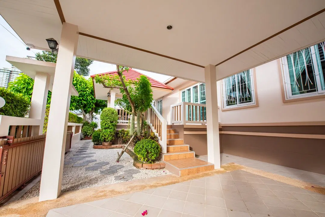 ภายนอก By The Beach Pool Villa