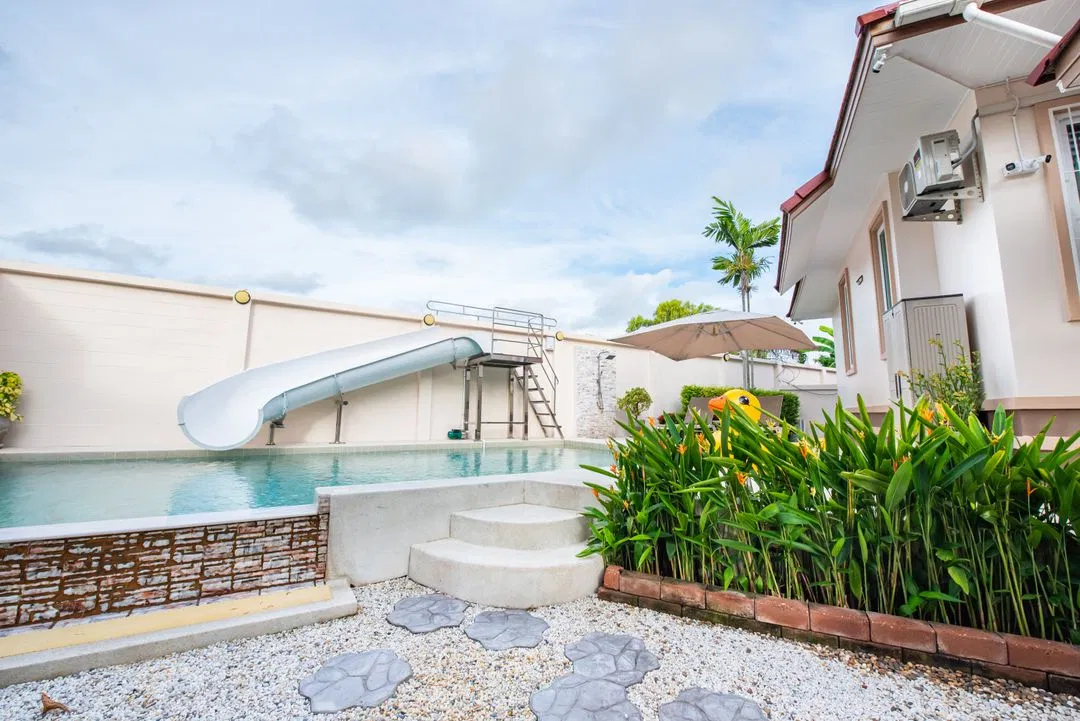 ภายนอก By The Beach Pool Villa