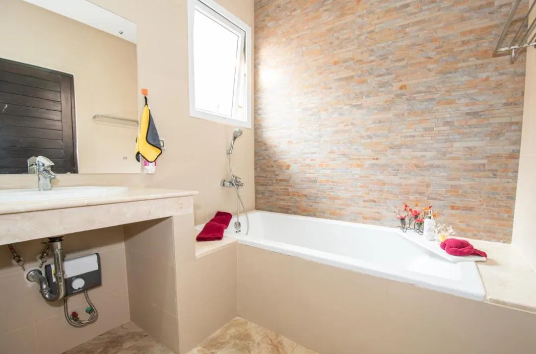 ห้องน้ำ Gorges Beach Pool Villa บางเสร่(G5)