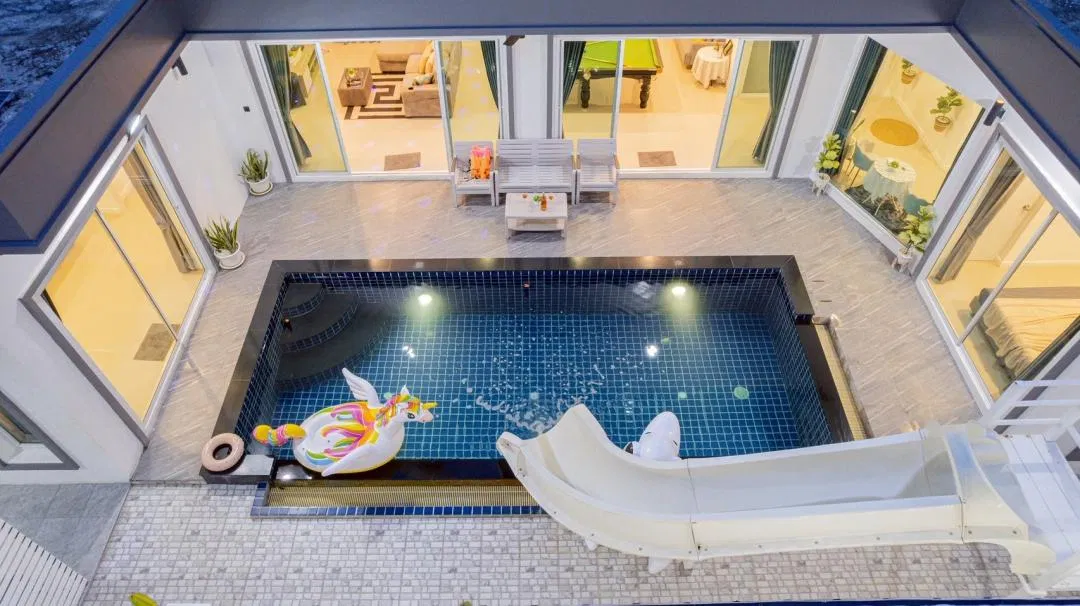 ภายนอก Merry