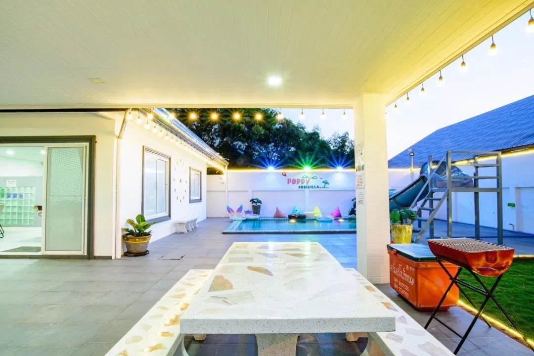 ภายนอก Poppy Poolvilla