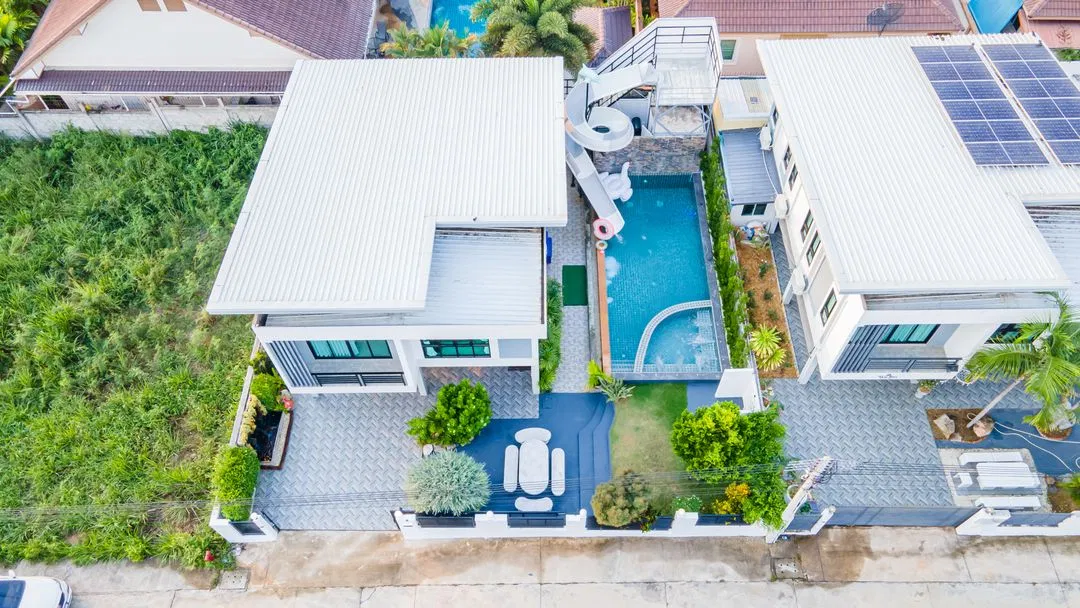 ที่จอดรถ Swiss Poolvilla บางเสร่ สัตหีบ