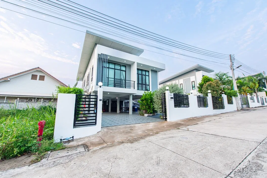 ที่จอดรถ Swiss Poolvilla บางเสร่ สัตหีบ