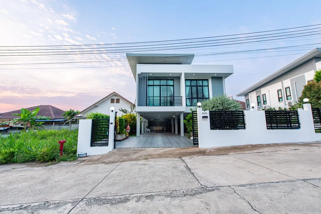 ที่จอดรถ Swiss Poolvilla บางเสร่ สัตหีบ