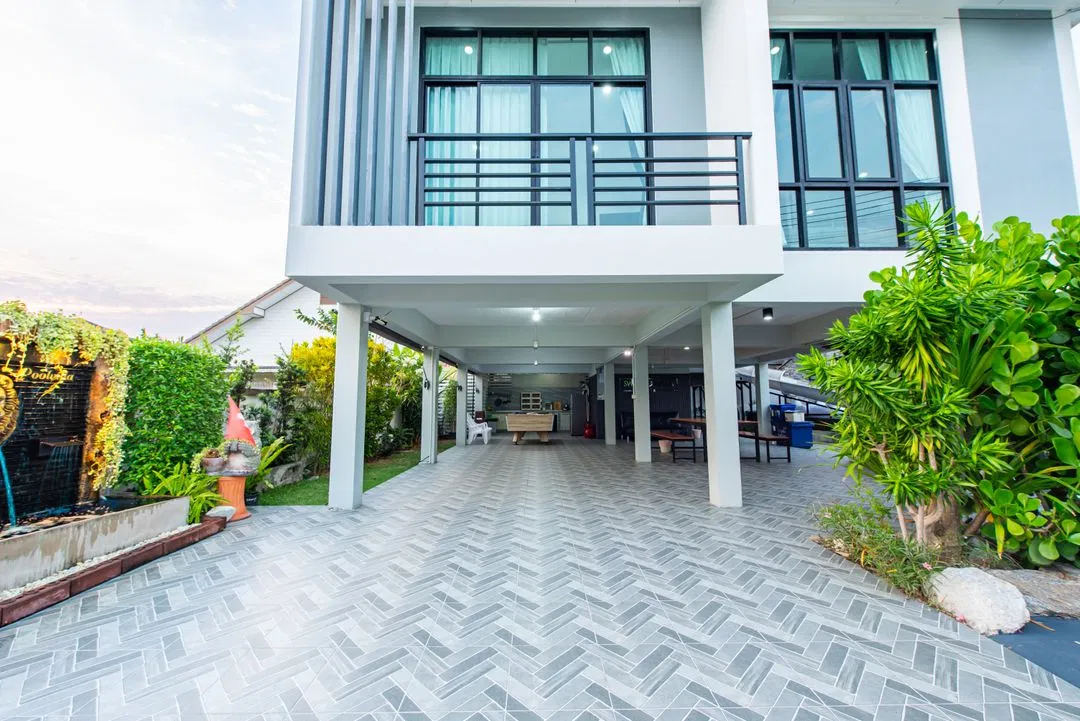 ที่จอดรถ Swiss Poolvilla บางเสร่ สัตหีบ