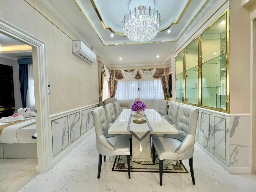 ภายใน Versace Poolvilla