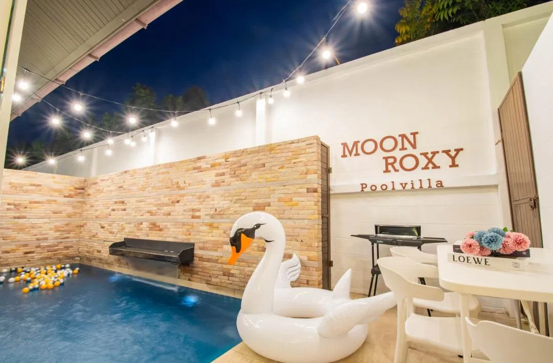 ภายนอก Moon Roxy