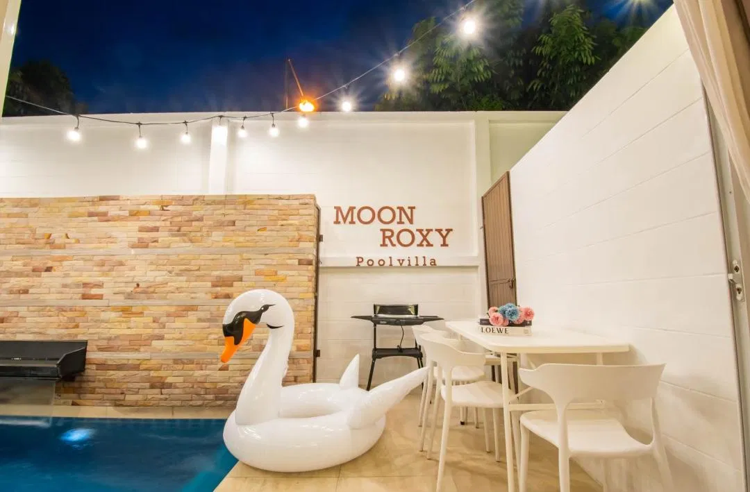 ภายนอก Moon Roxy
