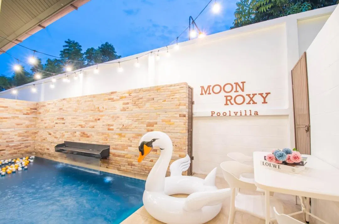 ภายนอก Moon Roxy