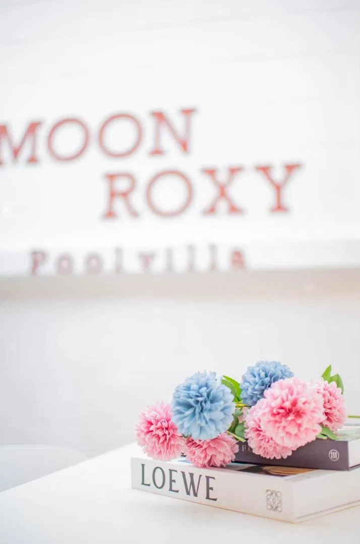 ภายนอก Moon Roxy