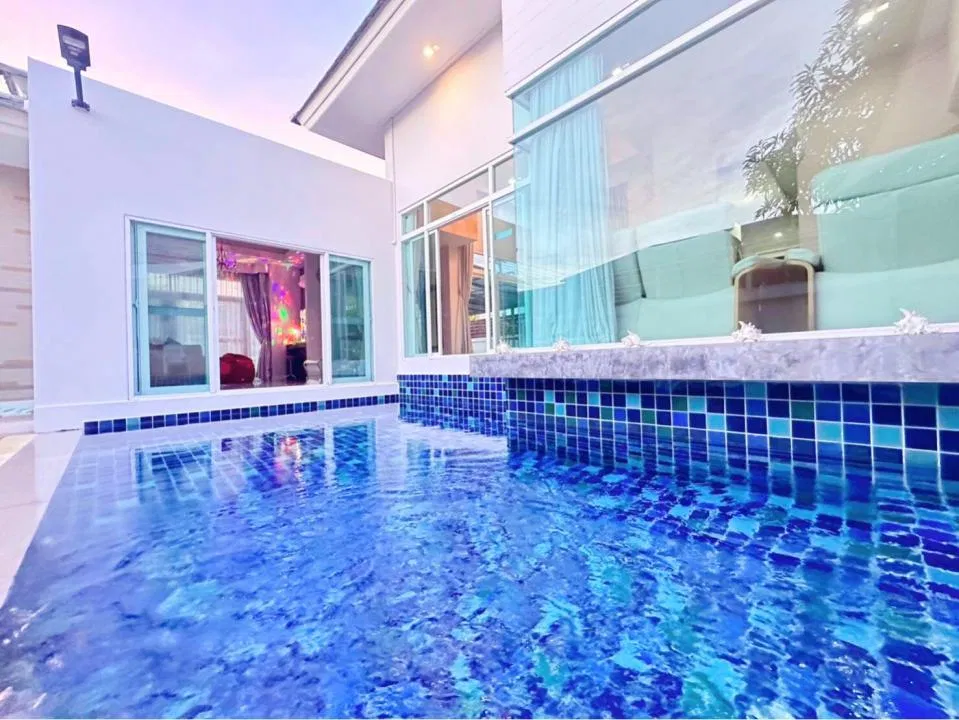 ภายนอก Chris Pool Villa