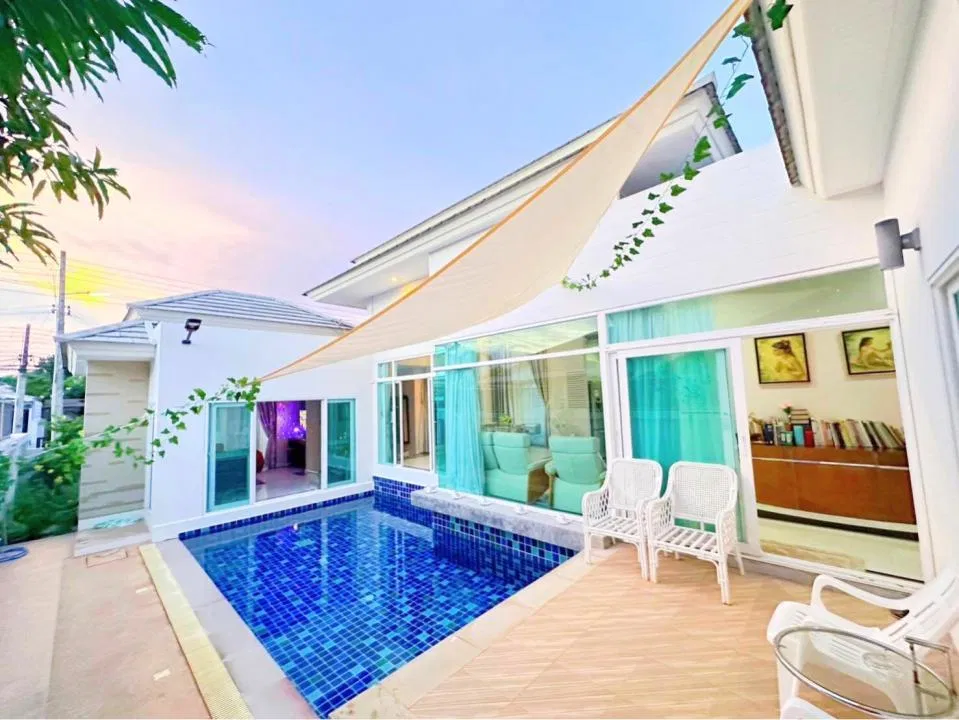 ภายนอก Chris Pool Villa