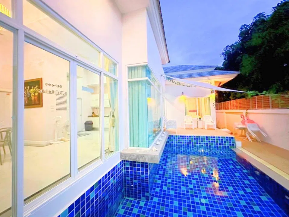 ภายนอก Chris Pool Villa