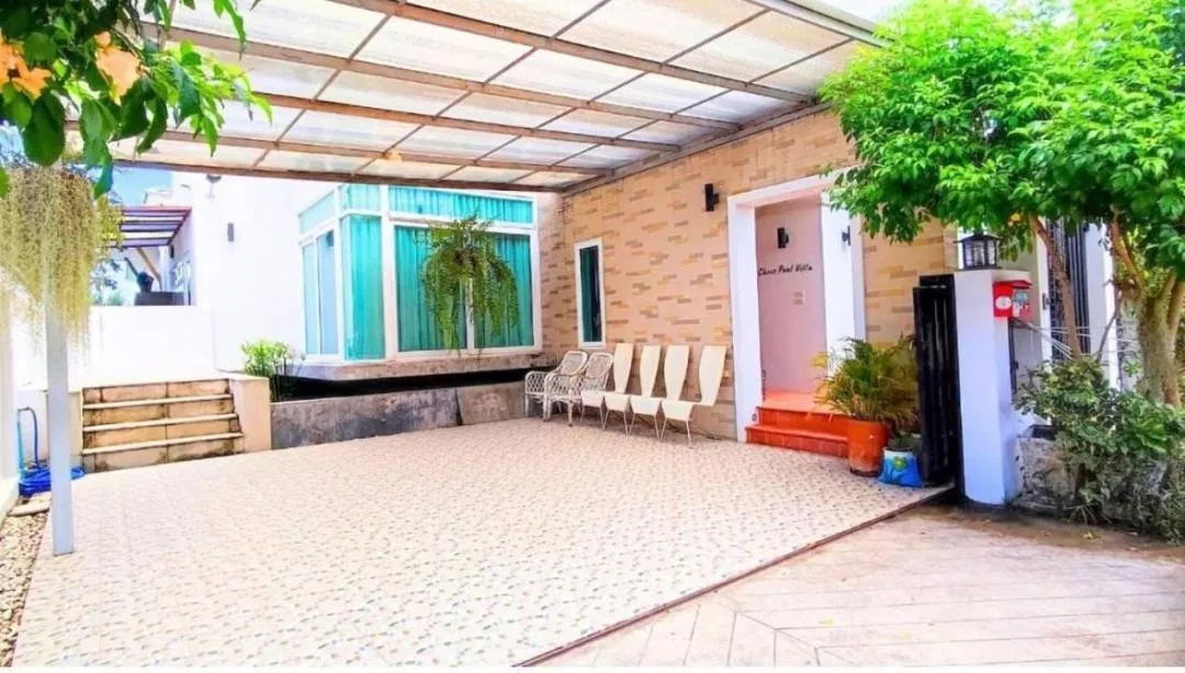 ที่จอดรถ Chris Pool Villa