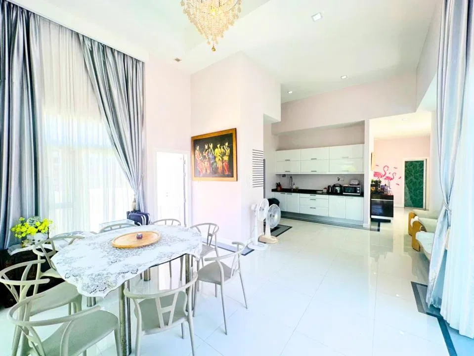 ภายใน Chris Pool Villa
