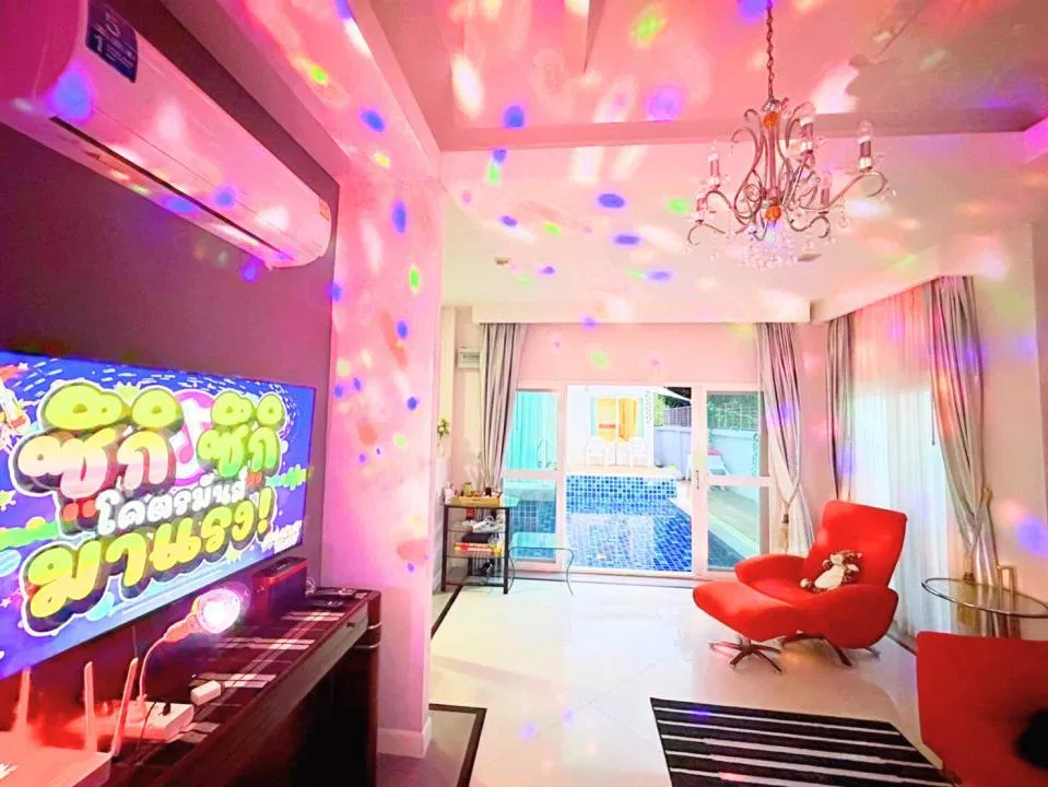 ภายใน Chris Pool Villa