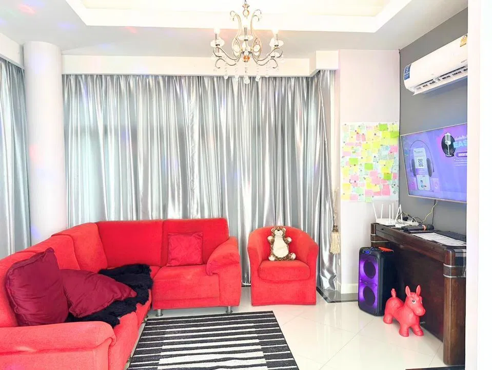 ภายใน Chris Pool Villa