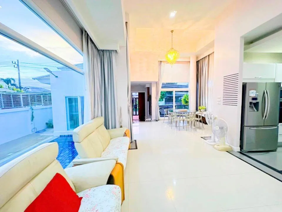 ภายใน Chris Pool Villa