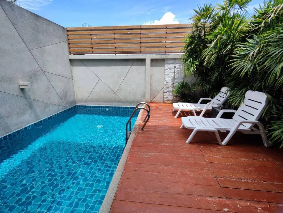 ภายนอก Tropical Garden