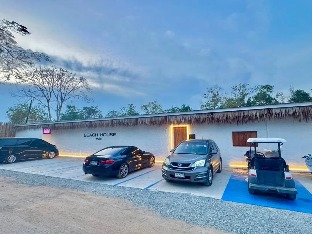 ที่จอดรถ Beach House Pool Villa